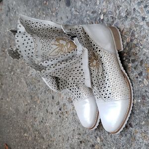 Beautiful Megias Bee leather handmade boots